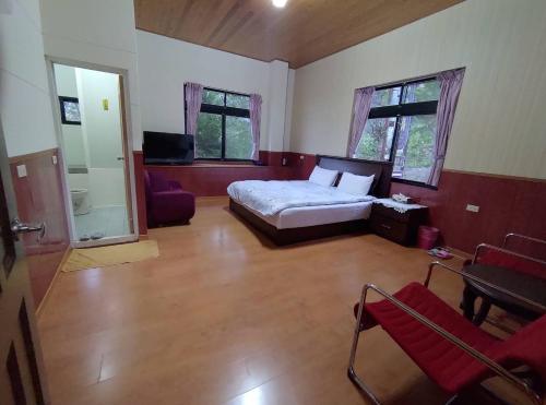 1 dormitorio con 1 cama y sala de estar en Lanting Yazhu B&B, en Renai