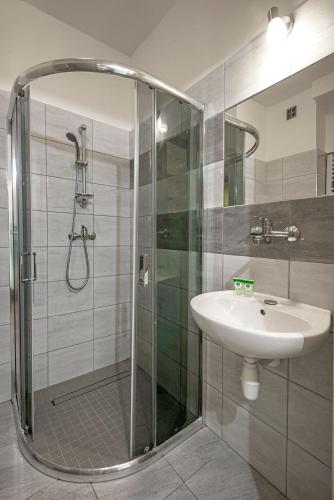 a bathroom with a shower and a sink at Ośrodek Uzdrowiskowy Biawena in Wysowa-Zdrój