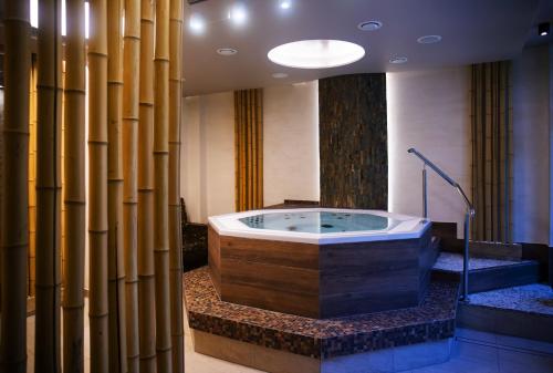 a jacuzzi tub in a room with columns at Ośrodek Uzdrowiskowy Biawena in Wysowa-Zdrój