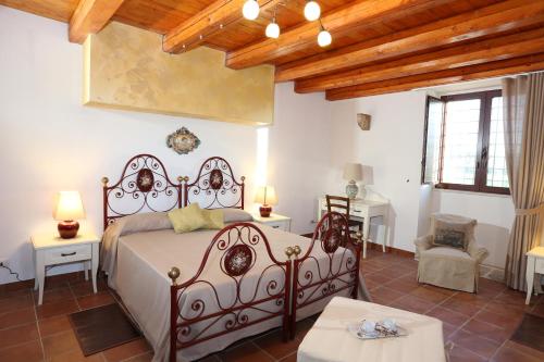 una camera con letto in una stanza con soffitti in legno di Serravalle Relais & Country Villa with private pool - Esclusive use a Chiaramonte Gulfi