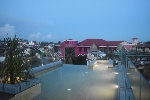 - une vue depuis le toit d'un bâtiment dans l'établissement Aborest Tropical Hostel, à Siem Reap