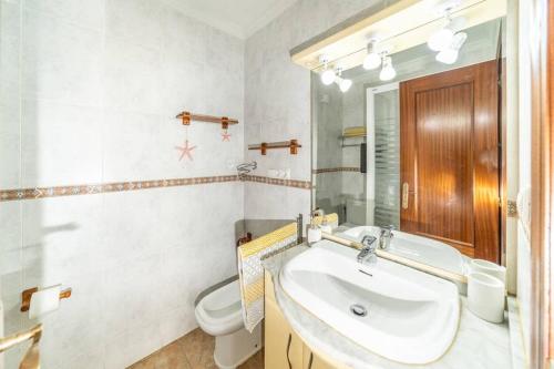 Et badeværelse på Apartamento en 1a Línea de playa Beachfront apartment