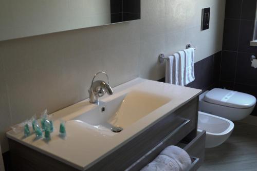 łazienka z umywalką i toaletą w obiekcie Arcomagno Beach Resort w mieście San Nicola Arcella