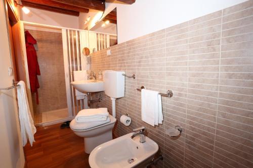 A bathroom at Serravalle Relais & Country Villa with private pool - Esclusive use