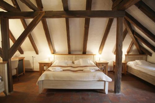 Una cama o camas en una habitación de Hotel U Hrabenky