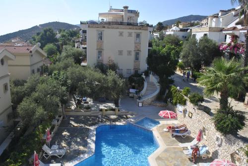 einen Luftblick auf ein Resort mit einem Pool in der Unterkunft Hotel Dionysia in Kalkan