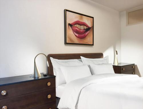 ein Schlafzimmer mit einem Bett und einem Bild von den Lippen in der Unterkunft Happy family's nest in Munster