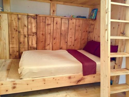 ein Etagenbett aus Holz in einem Blockhaus in der Unterkunft sweet home in Bordschomi