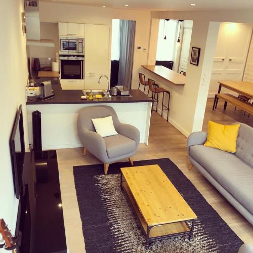 un salon avec un canapé et une table dans l'établissement Nono’s Cocoon House, à Bergerac