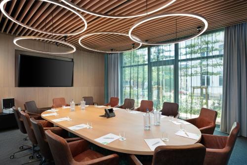 a conference room with a large table and chairs at Holiday Inn - Osnabrück by IHG in Osnabrück