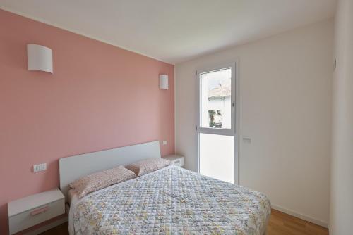 1 dormitorio con cama y ventana en Casa Mia Lake Como, en Mandello del Lario