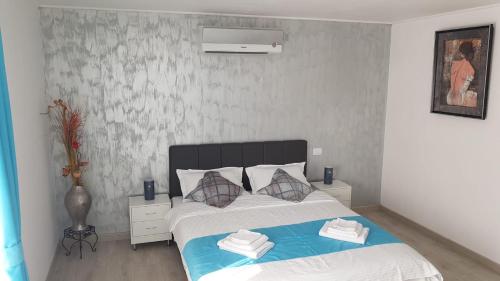 - une chambre avec un lit et 2 serviettes dans l'établissement Water Lily Apartment - self check-in, à Oradea