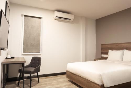 Una cama o camas en una habitación de ACES Hotel Kuala Lumpur