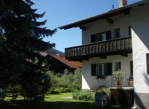 ein Haus mit einem Balkon an der Seite in der Unterkunft Gästehaus Maria in Steinach am Brenner