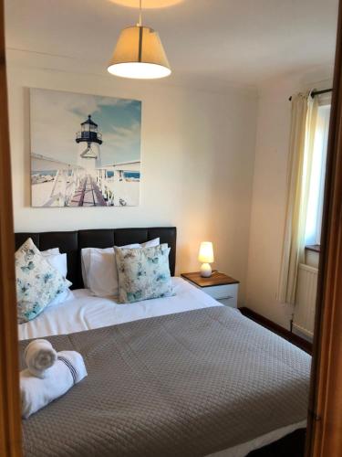 1 dormitorio con 1 cama con una foto en la pared en Chester Cottage, en Frodingham