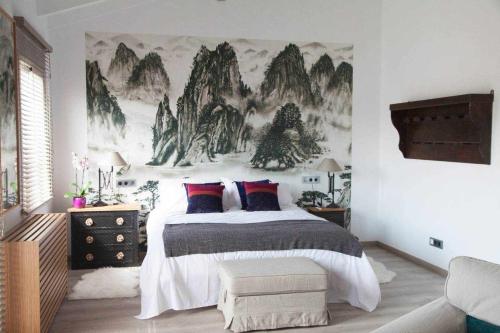 セス・サリネスにあるLong House Ses Salinesのベッドルーム1室(ベッド1台付)が備わります。壁には絵画が飾られています。