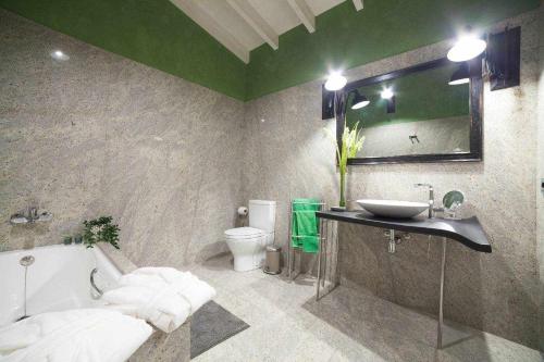 セス・サリネスにあるLong House Ses Salinesのバスルーム(バスタブ、洗面台、トイレ付)