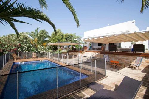 una piscina con patio y una casa en Casa con piscina privada en el sur de Mallorca, en Ses Salines