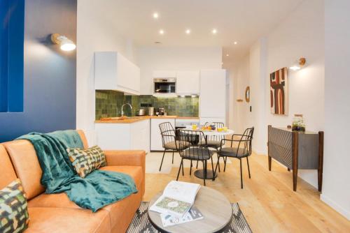 sala de estar con sofá y mesa en New and renovated amazing flat in heart of PARIS, en París