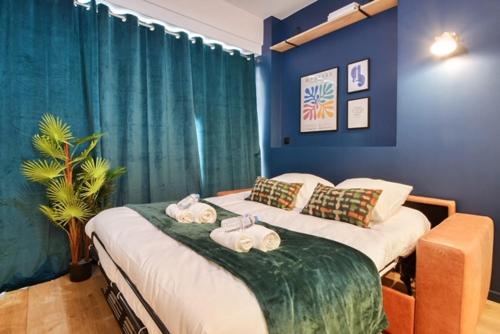 New and renovated amazing flat in heart of PARIS tesisinde bir odada yatak veya yataklar