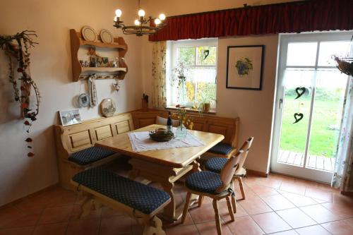 uma sala de jantar com uma mesa de madeira e cadeiras em Weinhof Grosch em Sugenheim