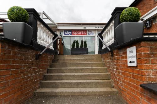 un conjunto de escaleras que conducen a una tienda en Livingston Lodge Hotel en Livingston