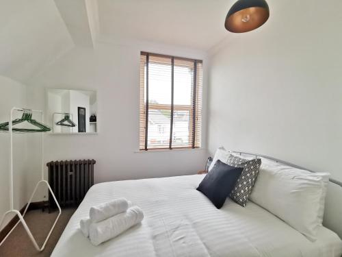 Letto o letti in una camera di Thompson Apartments by Switchback Stays