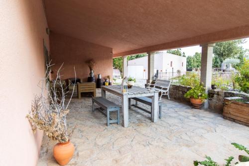 a patio with a table and chairs on a patio at Refugio no Campo - AL 1683 in Rapoula do Côa