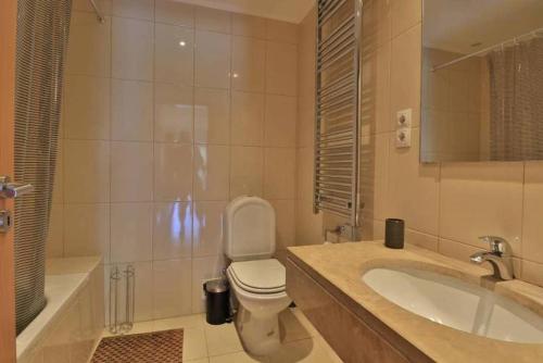 a bathroom with a toilet and a sink and a tub at Casa Vale Do Lobo 832A - Charming Townhouse AC few minutes walk from Beach Praca in Vale do Lobo