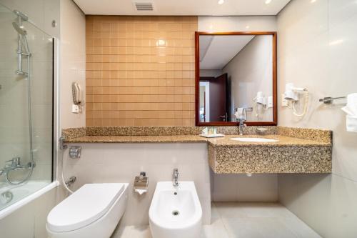 Bathroom sa Star Metro Deira Hotel Apartments