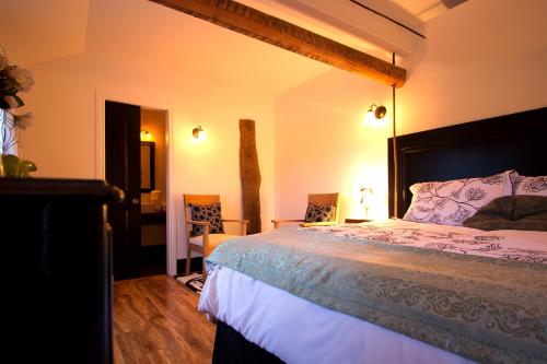 Postel nebo postele na pokoji v ubytování Les Ancêtres Auberge & Restaurant