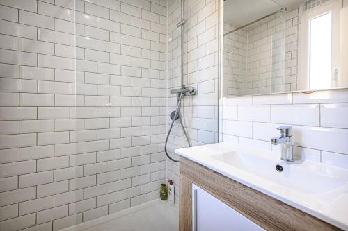 une salle de bain avec un lavabo et une douche dans l'établissement SAINT JACQUES - Logement Climatisé en Centre Ville, à Reims