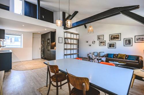 une cuisine et un salon avec une table et des chaises dans l'établissement SAINT JACQUES - Logement Climatisé en Centre Ville, à Reims