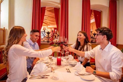 grupa ludzi siedzących przy stole pijących wino w obiekcie Hotel & Restaurant Post w mieście Laichingen