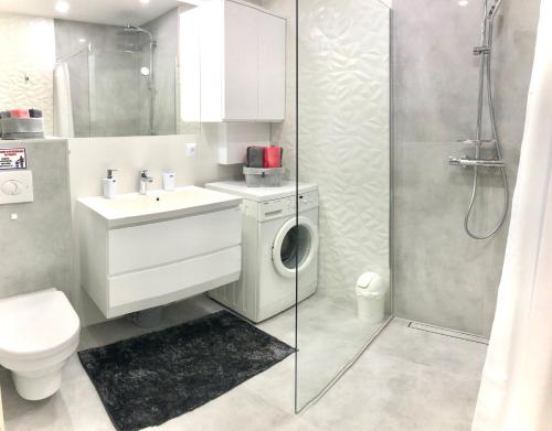 bagno con doccia, lavandino e servizi igienici di Apartament Familia a Ustrzyki Dolne