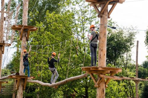 three people on a ropes course in the jungle at Fletcher Hotel-Restaurant Teugel Uden-Veghel in Uden