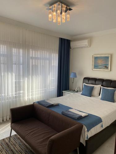 een slaapkamer met een groot bed en een bank bij MyKent Hotel in Istanbul