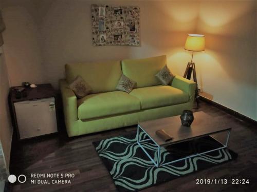 Posezení v ubytování Entire Suites/Studio near IT hub/Expressway/Metro