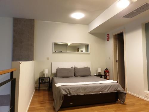 Un pat sau paturi într-o cameră la Cozy Loft in Tres Cantos, 20 min to Madrid