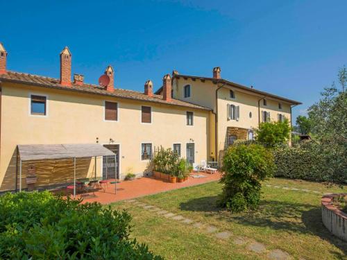 een groot gebouw met een tent in een tuin bij Apartment Crepuscolo by Interhome in Serravalle Pistoiese