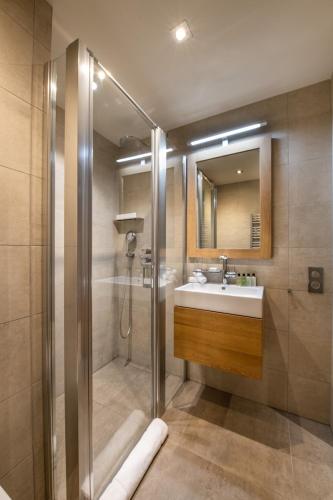 Bilik mandi di Mammoth Lodge by Alpine Resorts