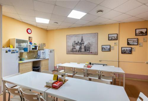 Bugrov Hostel tesisinde bir restoran veya yemek mekanı