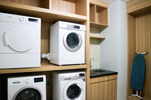 a laundry room with a washer and dryer at Juno Jatinegara Jakarta in Jakarta