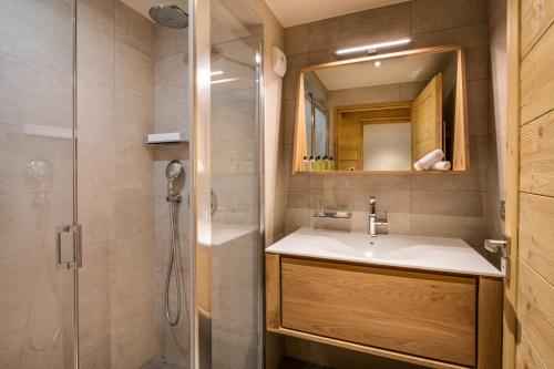 Bilik mandi di Mammoth Lodge by Alpine Resorts