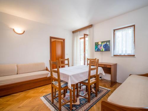 Posedenie v ubytovaní Apartment Fuma-2 by Interhome