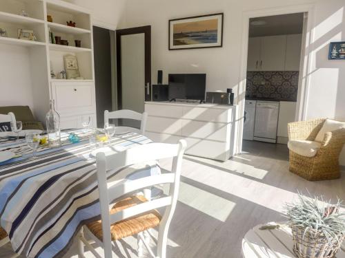 Apartment Du lac by Interhome في سورت-هوسيغور: غرفة طعام مع طاولة ومطبخ