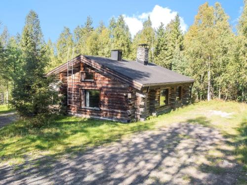 ein altes Blockhaus inmitten eines Feldes in der Unterkunft Holiday Home Hallan kelo by Interhome in Ruka
