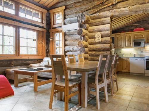 een eetkamer met een houten tafel en stoelen bij Holiday Home Klasun maja a by Interhome in Ylläsjärvi