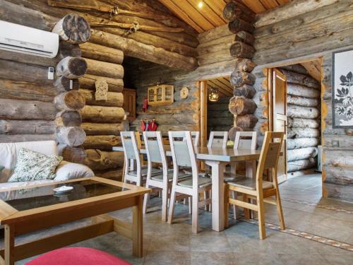een eetkamer met een tafel en stoelen in een blokhut bij Holiday Home Klasun maja a by Interhome in Ylläsjärvi