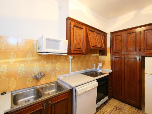 Kuchyň nebo kuchyňský kout v ubytování Holiday Home Les 4 Saisons by Interhome